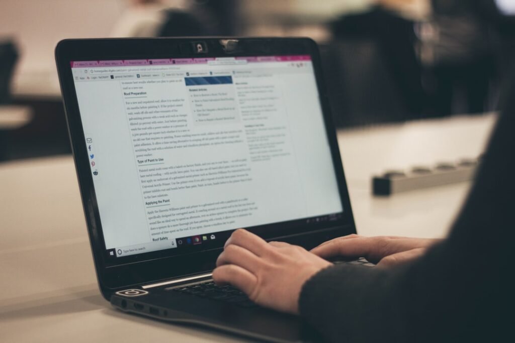 Egy író laptop előtt dolgozik