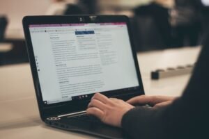 Egy író laptop előtt dolgozik