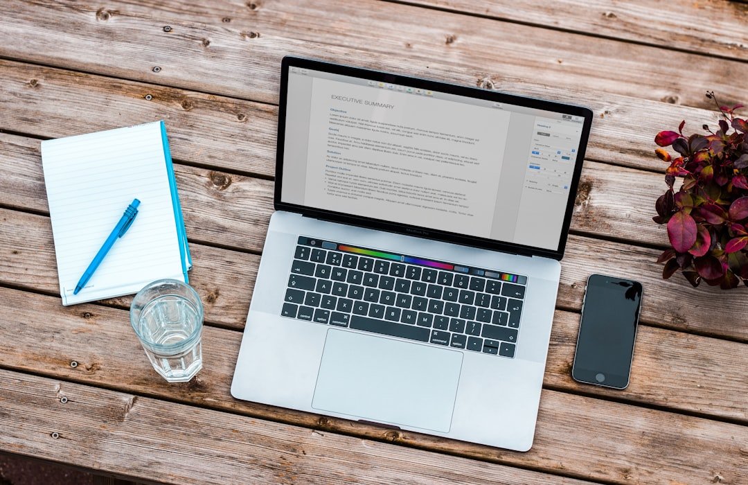 Egy író laptop előtt dolgozik